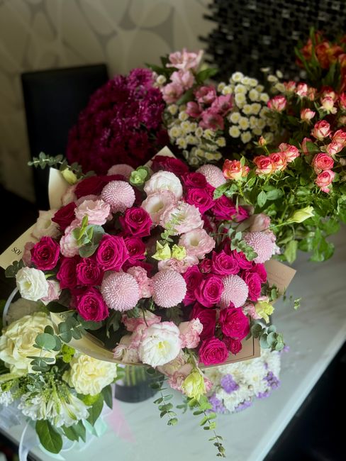 Ramo floral colorido y variado con rosas y crisantemos