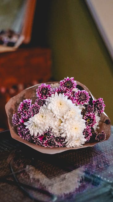 Ramo artístico de flores blancas y moradas