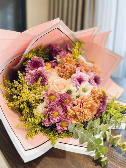 Ramo de crisantemos y rosas en tonos pastel